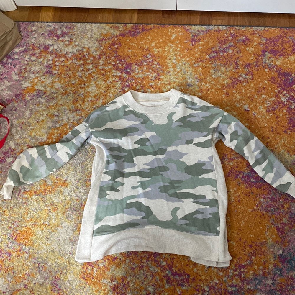 A camo sweater gently used no tag